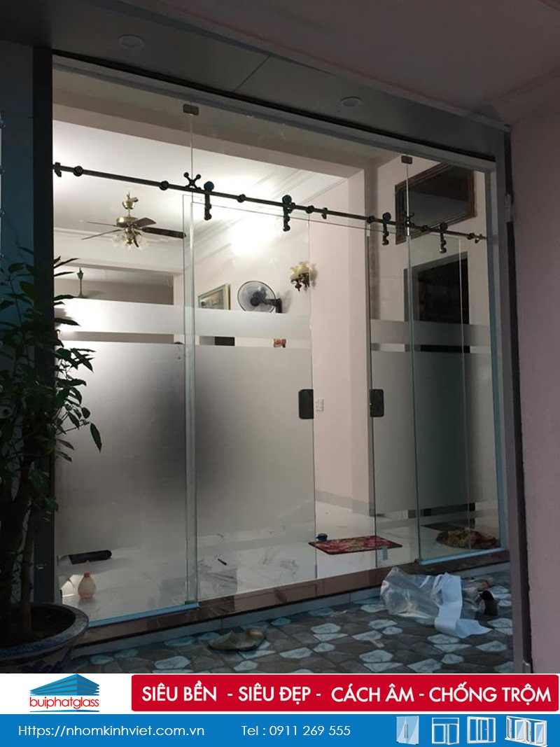Cửa kính lùa khóa liền tay nhà chú Thịnh 146 Vương Thừa Vũ