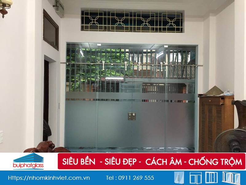 Cửa kính lùa khóa liền tay nhà chú Thịnh 146 Vương Thừa Vũ