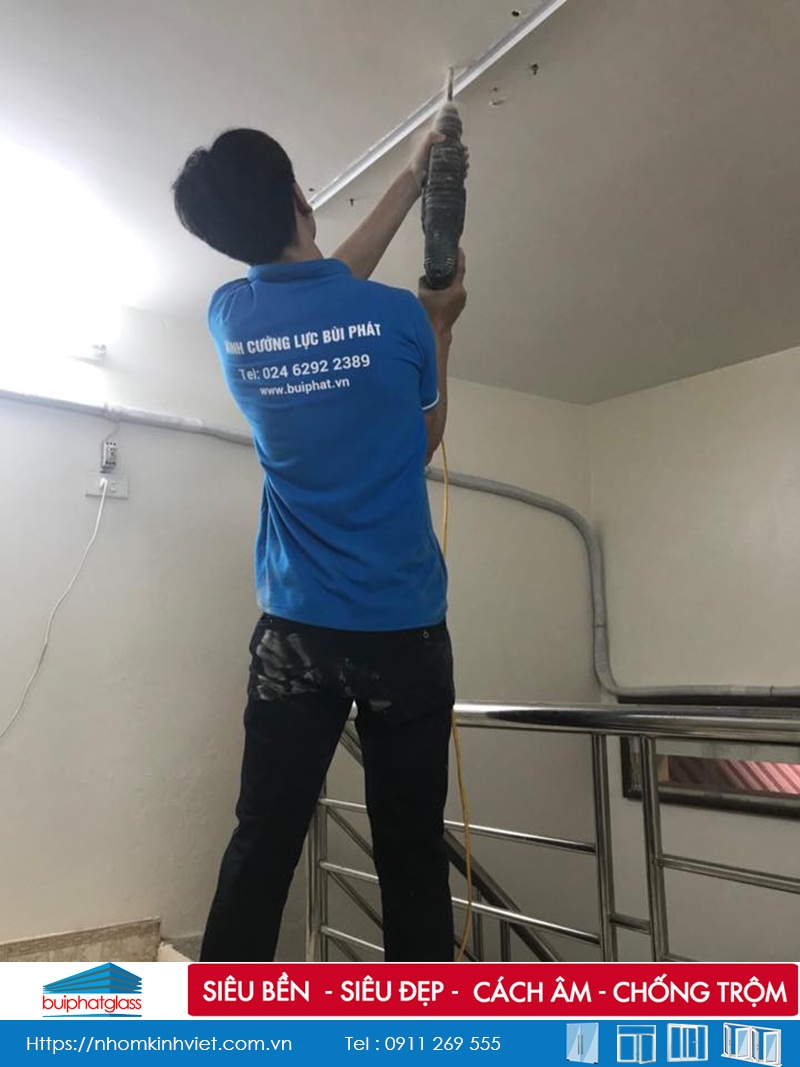Cửa kính lùa thông tầng tại ngõ 240 Đội Cấn, Ba Đình, HN