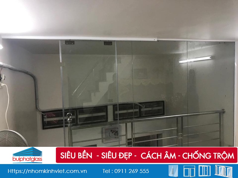 Cửa kính lùa thông tầng tại ngõ 240 Đội Cấn, Ba Đình, HN