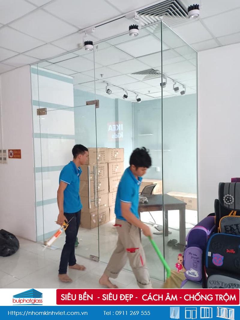 Thi công cửa kính ngăn văn phòng tại số 116 Trung Kính, HN
