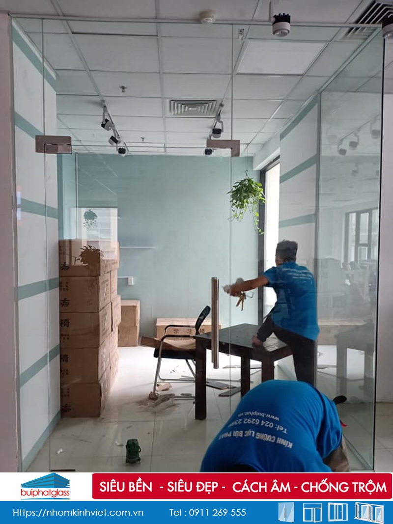 Thi công cửa kính ngăn văn phòng tại số 116 Trung Kính, HN