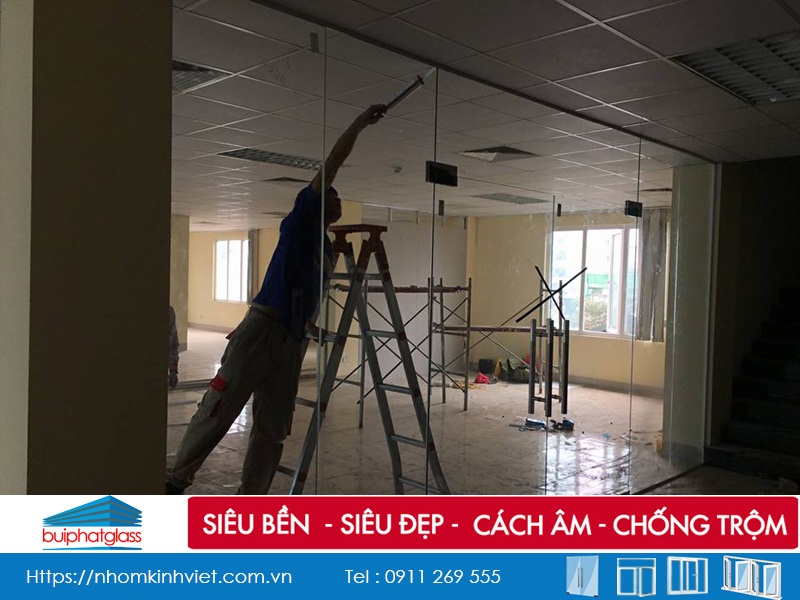 Lắp đặt cửa kính cường lực tại 168 tòa chung cư Nguyễn Xiển 