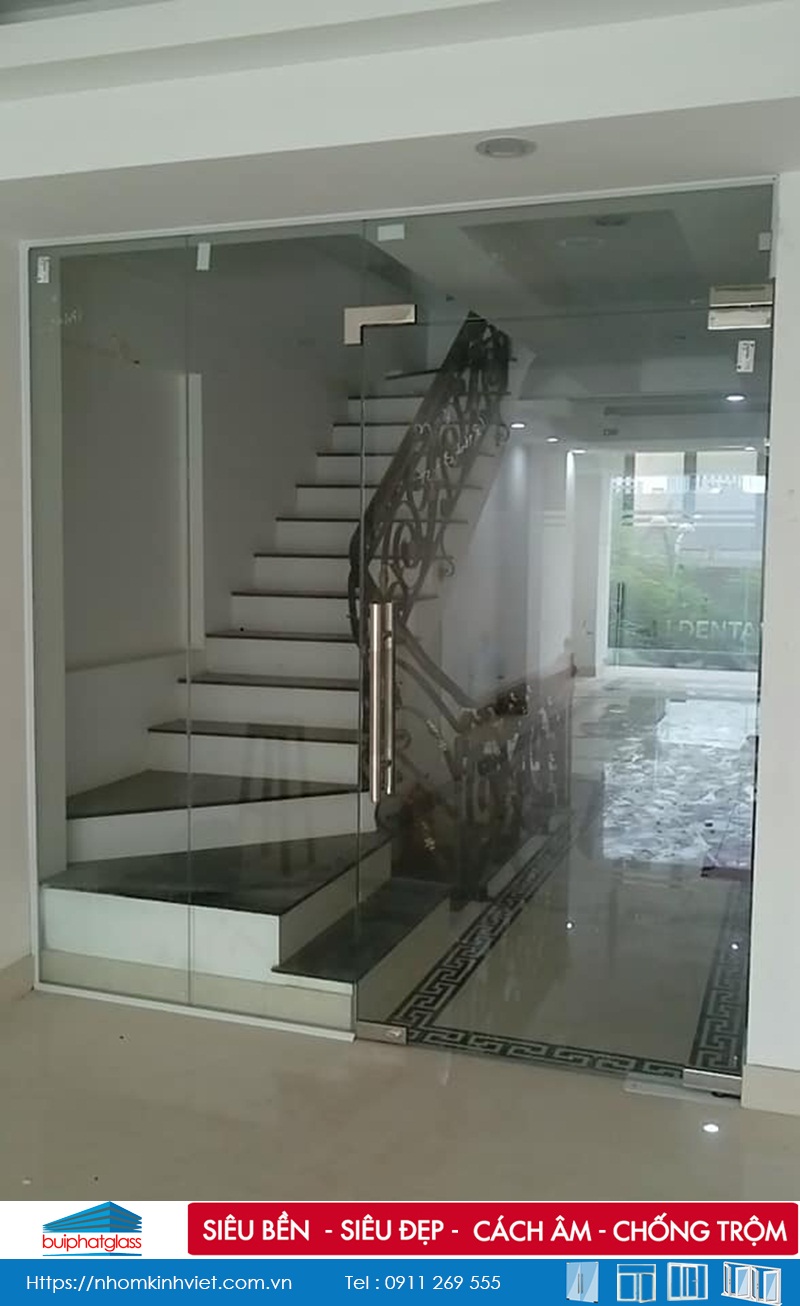 Lắp cửa kính hốc lên cầu thang tại 64 Hào Nam, Hà Nội
