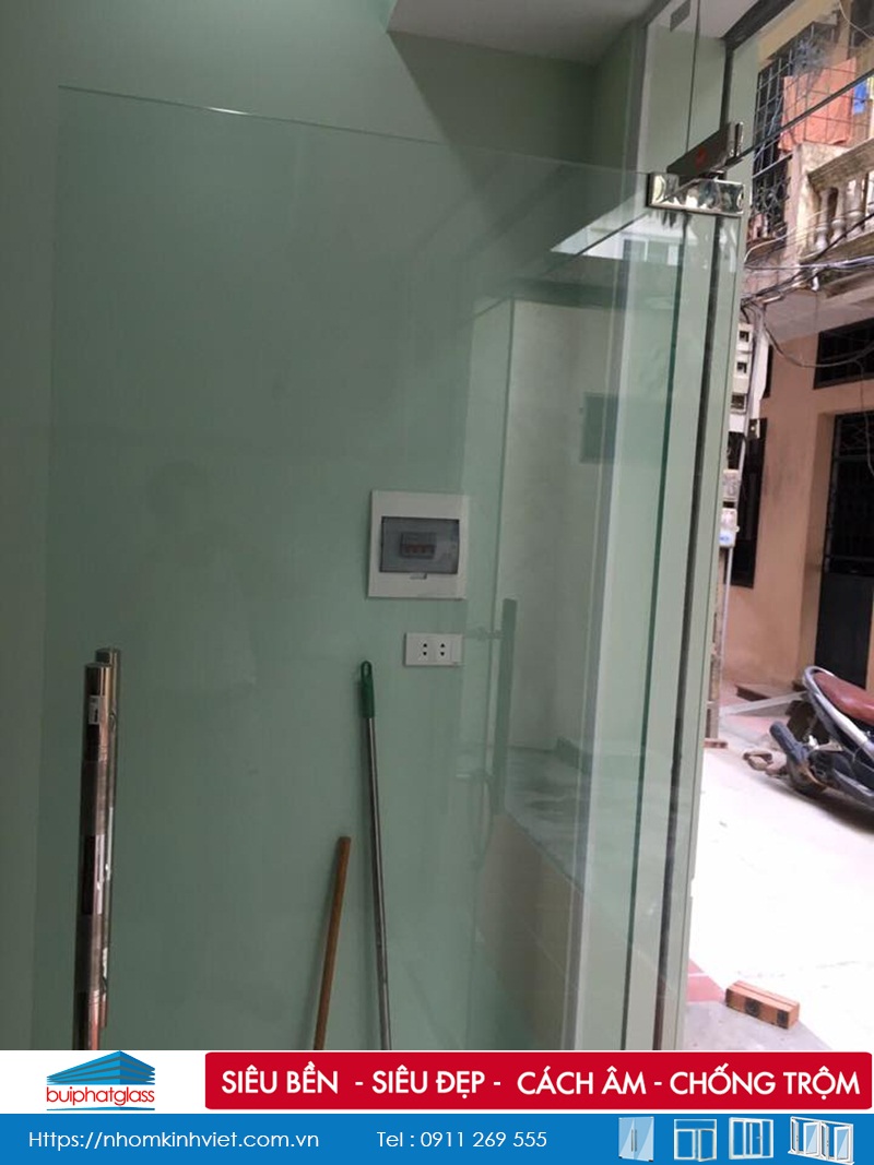 Cửa thủy lực phụ kiện Adler lắp nhà chú Chiến Lương Thế Vinh