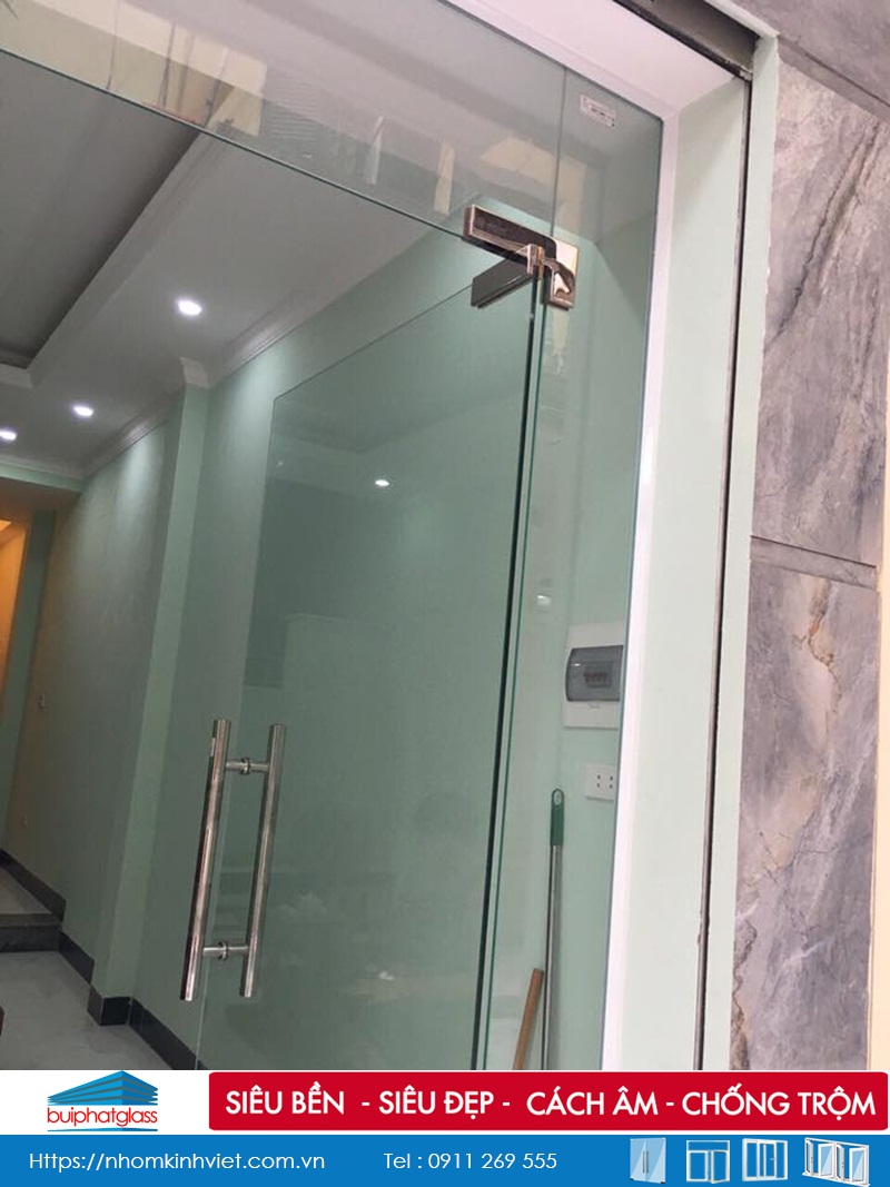 Cửa thủy lực phụ kiện Adler lắp nhà chú Chiến Lương Thế Vinh