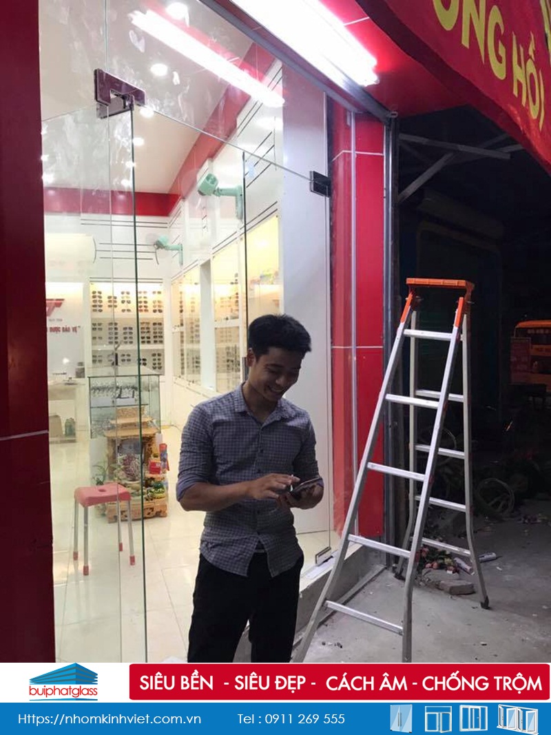 Cửa kính cường lực cho cửa hàng kính mắt tại Lê Trọng Tấn