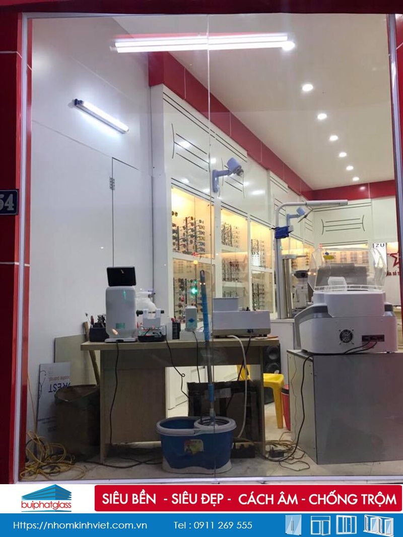 Cửa kính cường lực cho cửa hàng kính mắt tại Lê Trọng Tấn