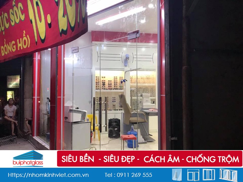 Cửa kính cường lực cho cửa hàng kính mắt tại Lê Trọng Tấn