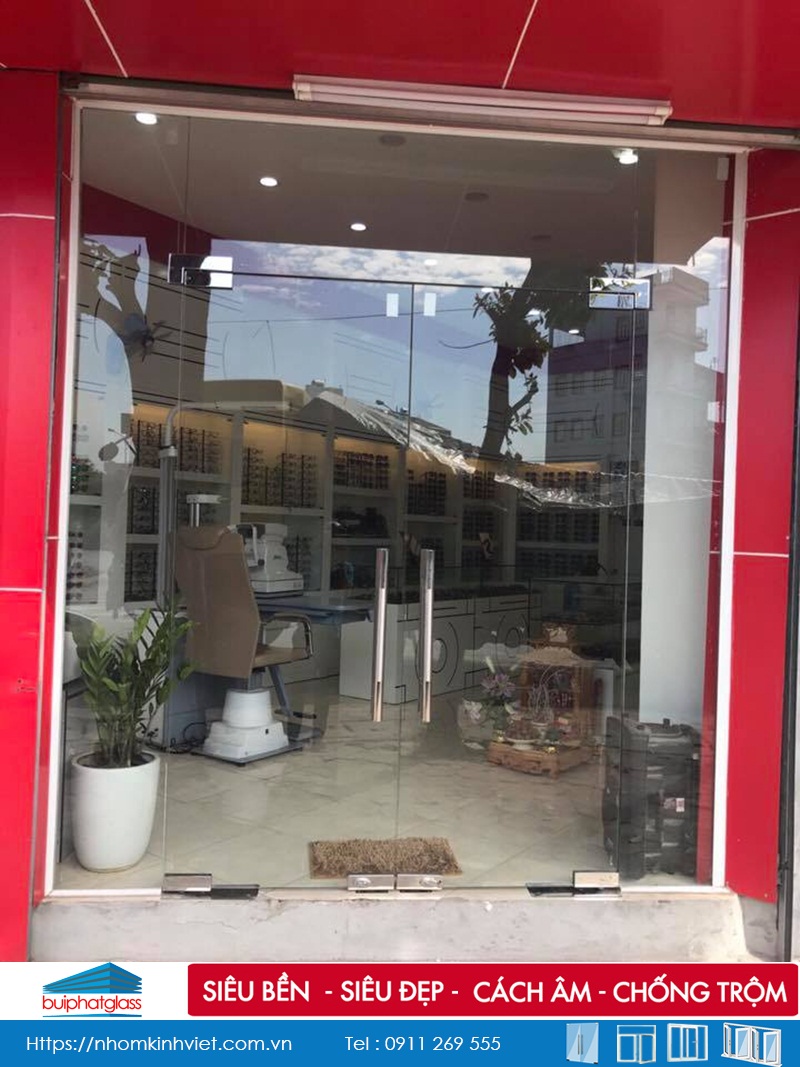 Cửa kính cường lực cho cửa hàng kính mắt tại Lê Trọng Tấn