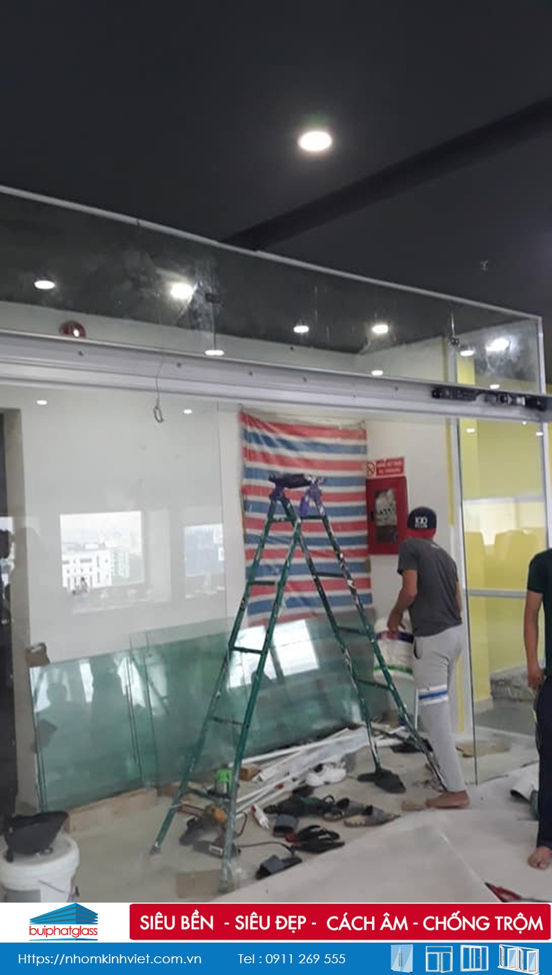 Thi công cửa kính tự động đóng mở tại Võ Văn Tần, Quận 3