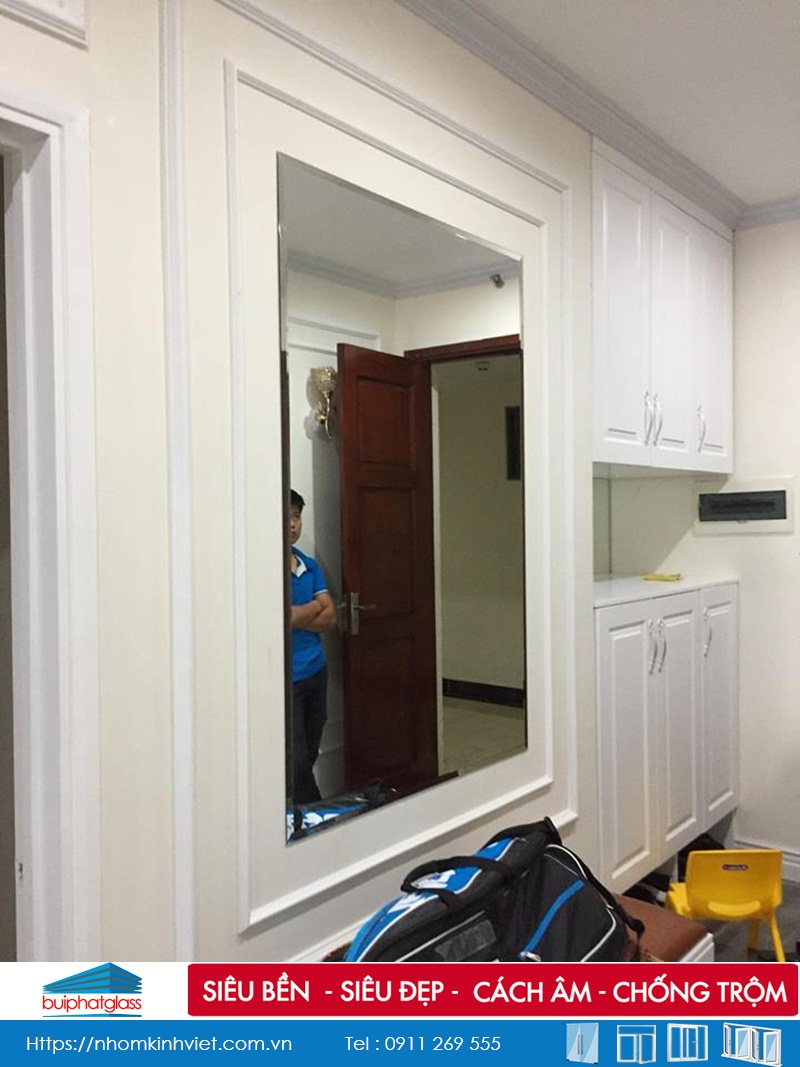 Gương ghép ô trang trí phòng khách nhà chị Thu Anh The Pride