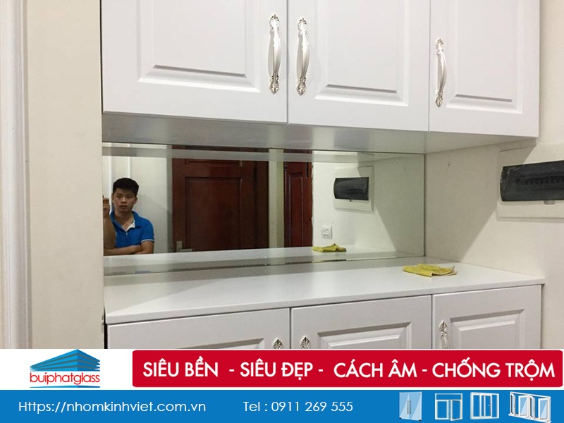 Gương ghép ô trang trí phòng khách nhà chị Thu Anh The Pride
