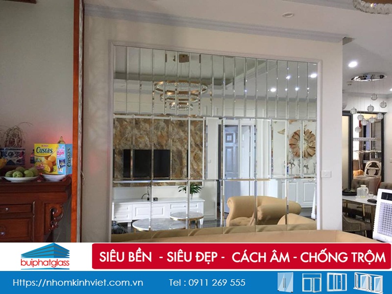 Gương ghép ô trang trí phòng khách nhà chị Thu Anh The Pride