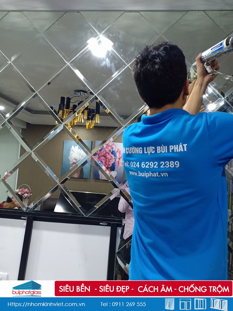 Lắp gương trang trí phòng khách tivi tại ngõ 162 Đội Cấn HN