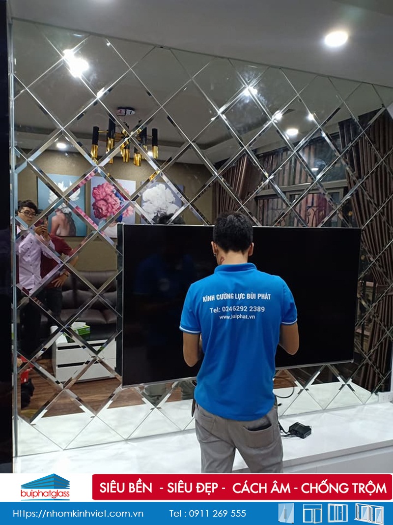 Lắp gương trang trí phòng khách tivi tại ngõ 162 Đội Cấn HN
