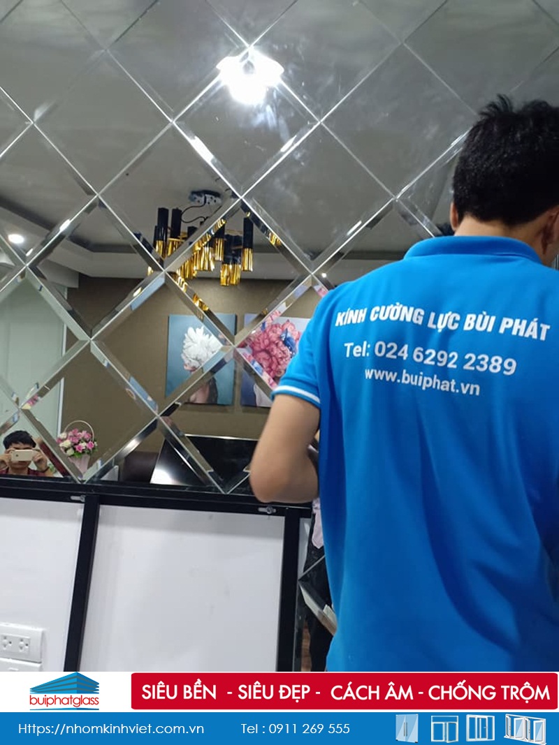 Lắp gương trang trí phòng khách tivi tại ngõ 162 Đội Cấn HN