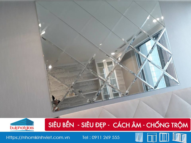 Lắp gương dán tường phòng khách chung cư Vinhome Bình Thạnh