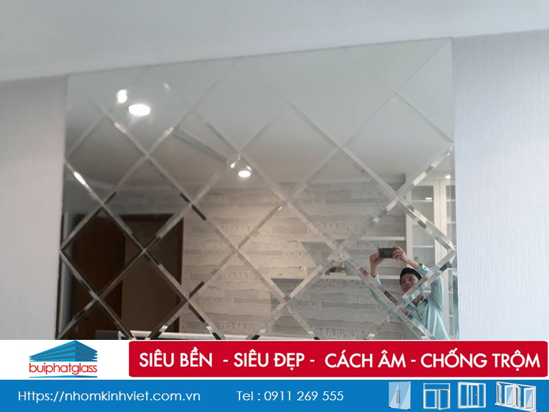 Lắp gương dán tường phòng khách chung cư Vinhome Bình Thạnh