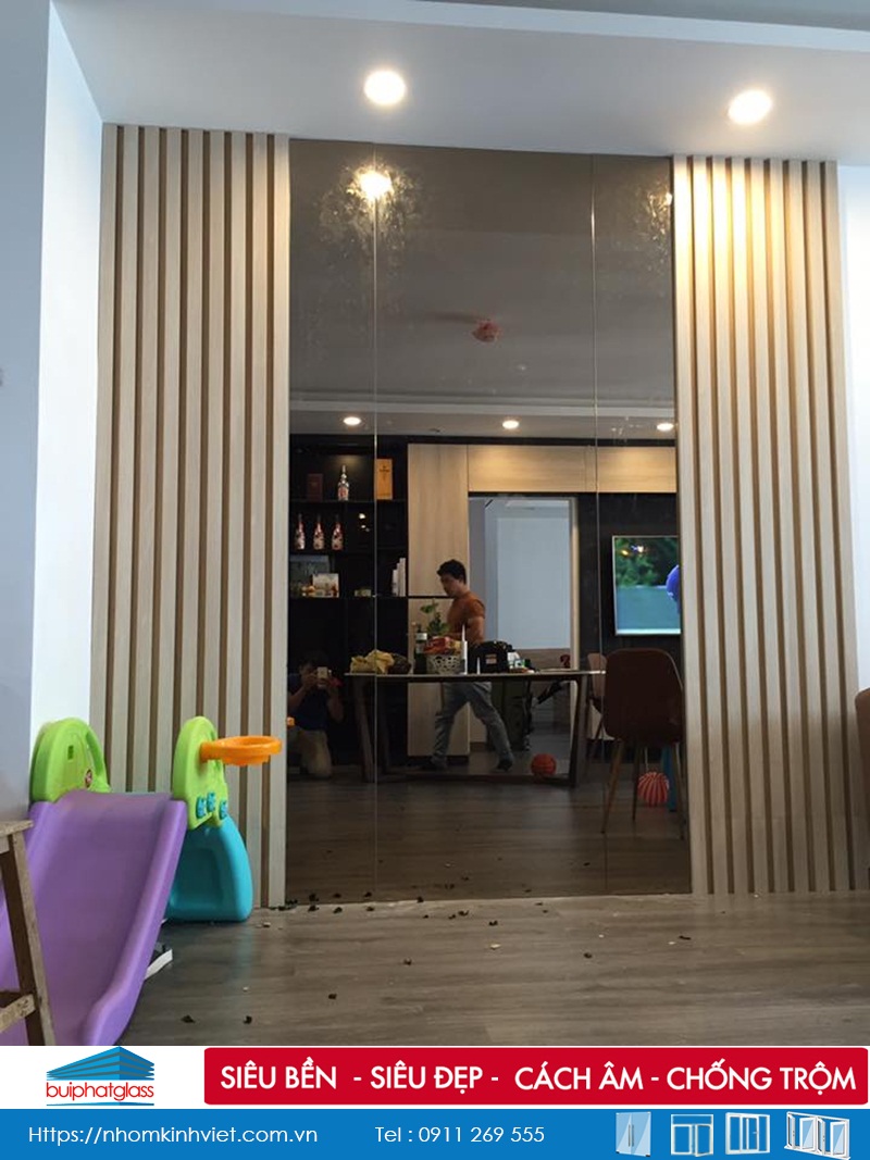 Lắp gương kính màu trà phòng khách cho anh Thịnh Timecity
