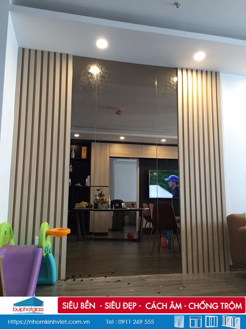Lắp gương kính màu trà phòng khách cho anh Thịnh Timecity