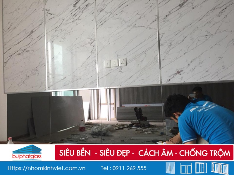 Gương màu thủy khói dán tường bếp tòa Season Kđt Mỗ Lao