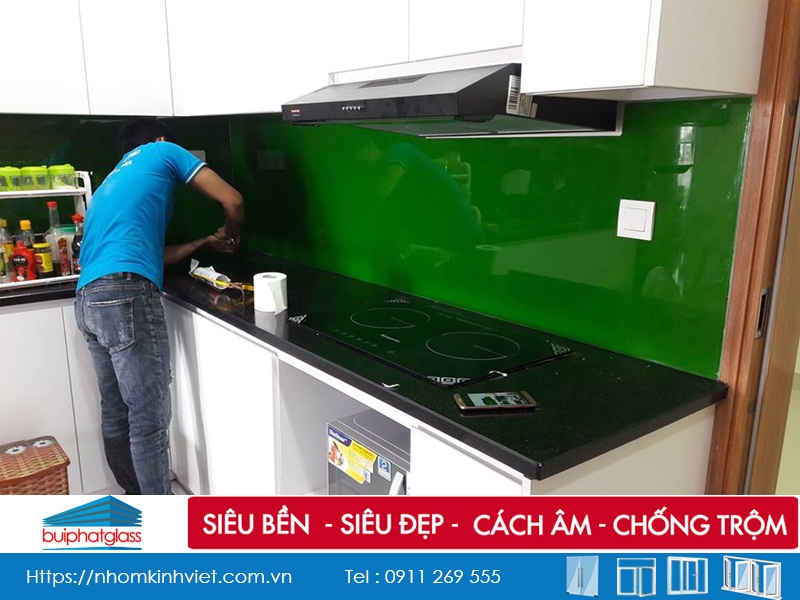 Lắp kính sơn ốp bếp màu xanh lá mạ tại số 99 Trần Bình
