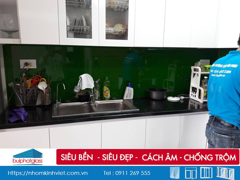 Lắp kính sơn ốp bếp màu xanh lá mạ tại số 99 Trần Bình