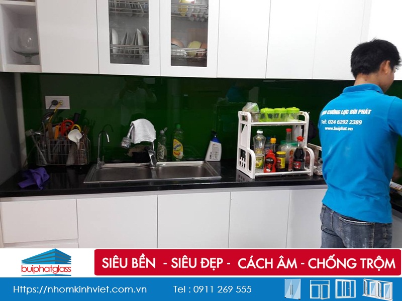 Lắp kính sơn ốp bếp màu xanh lá mạ tại số 99 Trần Bình