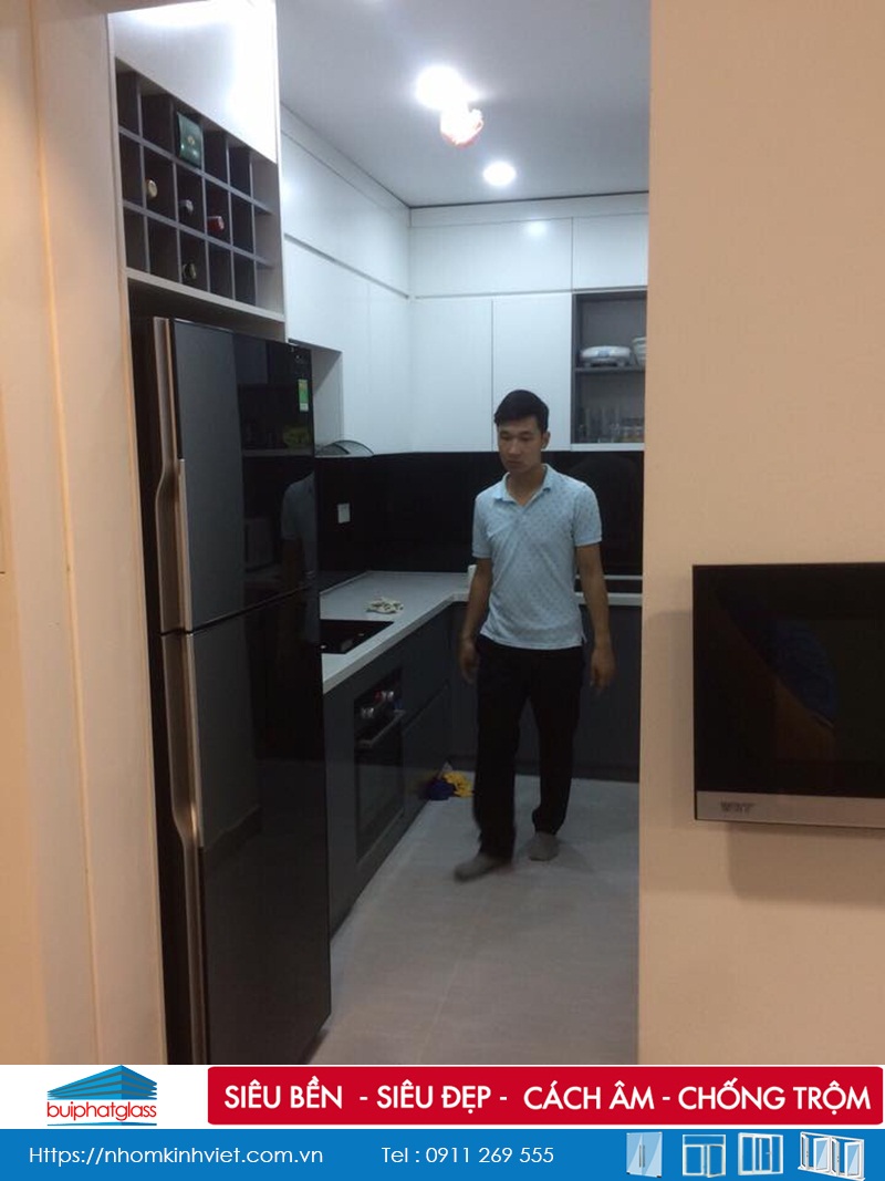 Lắp đặt kính ốp tường bếp màu đen tại Làng Việt Kiều Châu Âu