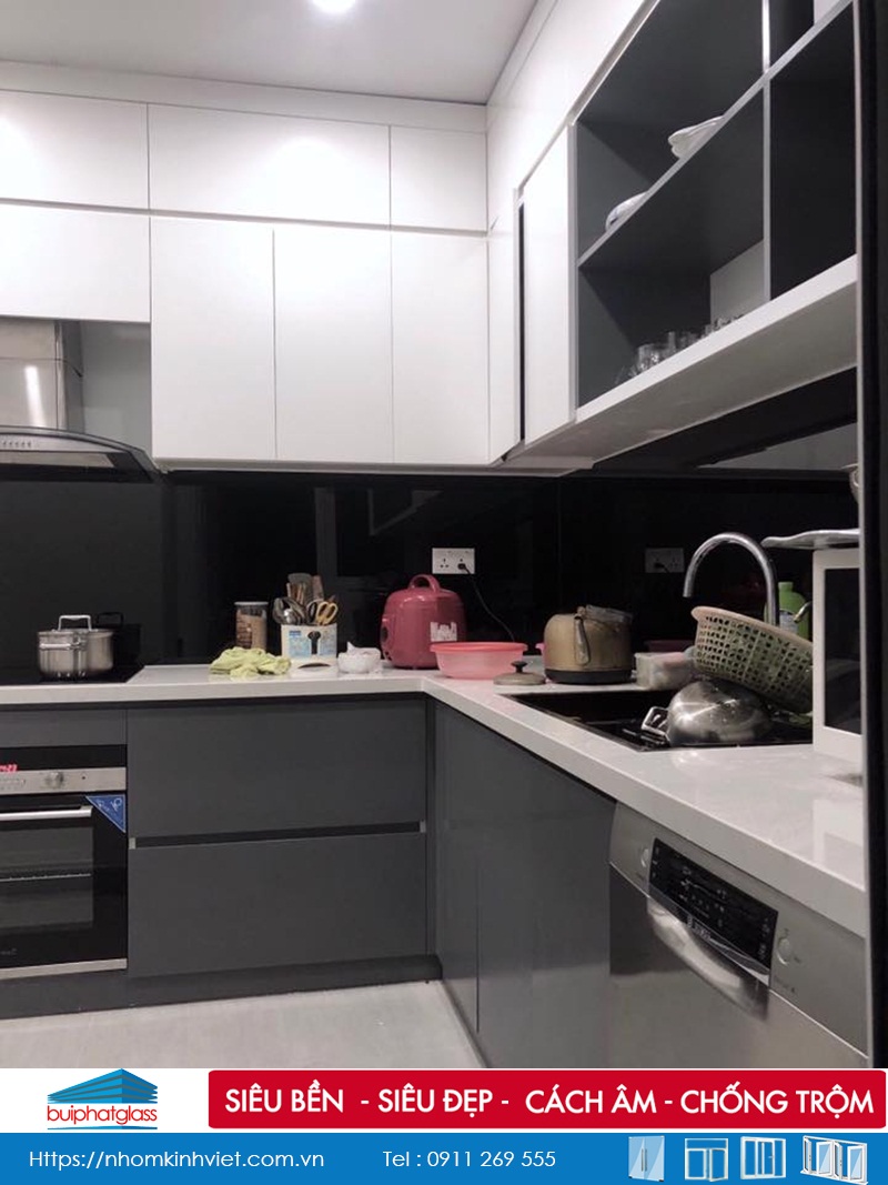 Lắp đặt kính ốp tường bếp màu đen tại Làng Việt Kiều Châu Âu