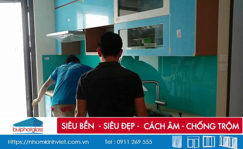 Lắp kính bếp màu xanh ngọc đẹp tại tòa HH2 FLC Đại Mỗ