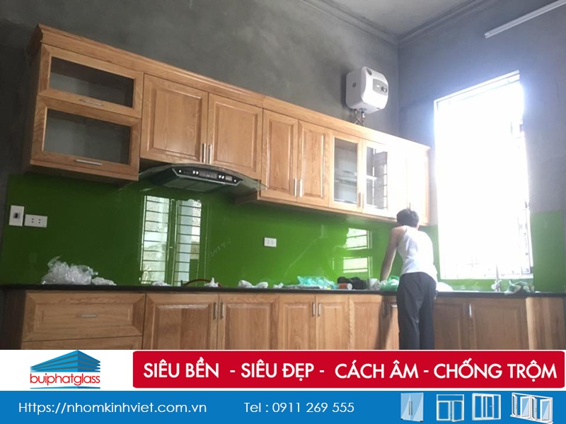 Lắp đặt kính bếp màu xanh lá cây nhà chú Bình Bát Tràng