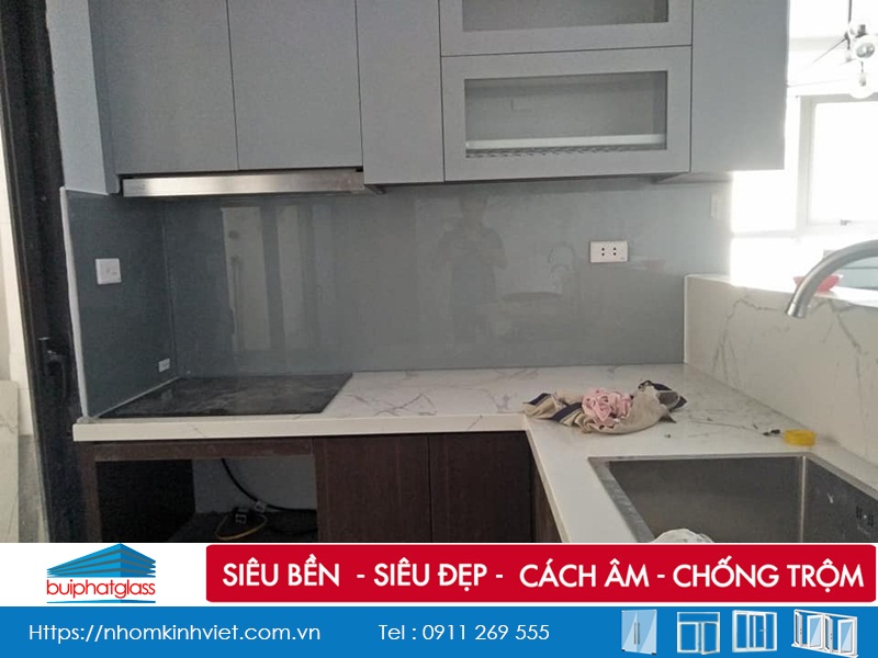 Thi công kính bếp màu ánh bạc Kđt Việt Hưng Long Biên