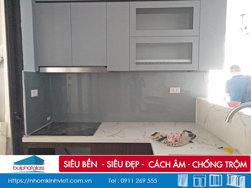 Thi công kính bếp màu ánh bạc Kđt Việt Hưng Long Biên