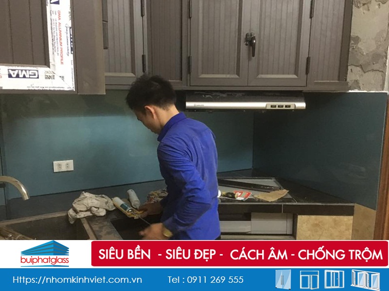 Kính màu ốp bếp màu xanh Lơ nhà Anh Cao Hoàng Quốc Việt