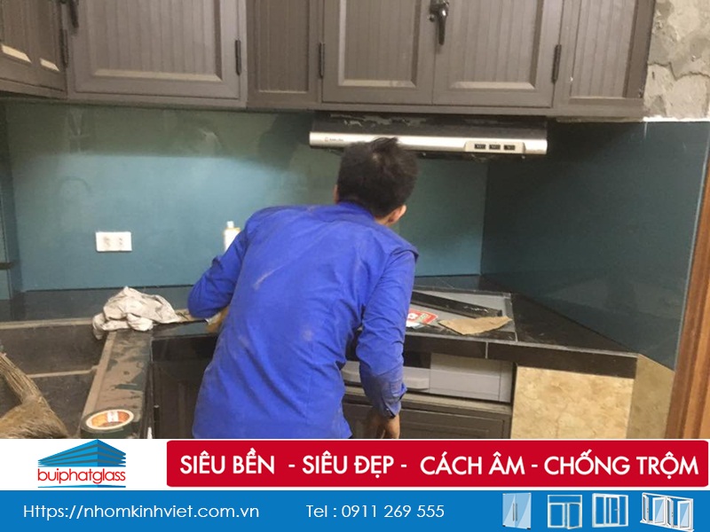 Kính màu ốp bếp màu xanh Lơ nhà Anh Cao Hoàng Quốc Việt