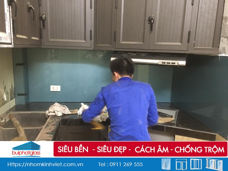 Kính màu ốp bếp màu xanh Lơ nhà Anh Cao Hoàng Quốc Việt