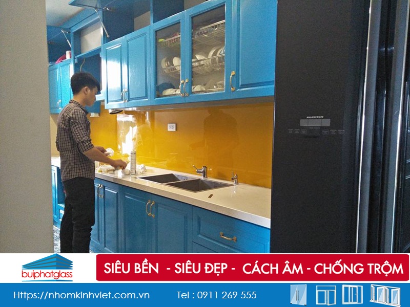Lắp Mẫu kính bếp màu vàng nổi bật tại nhà cô Thủy Tam Trinh