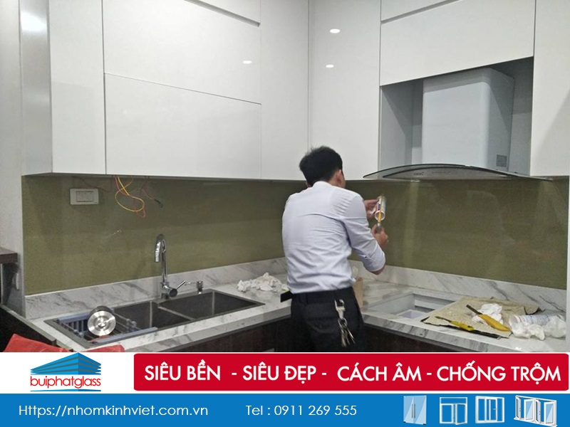 Thi công kính bếp màu ghi sữa anh Phương 18 Yên Ninh