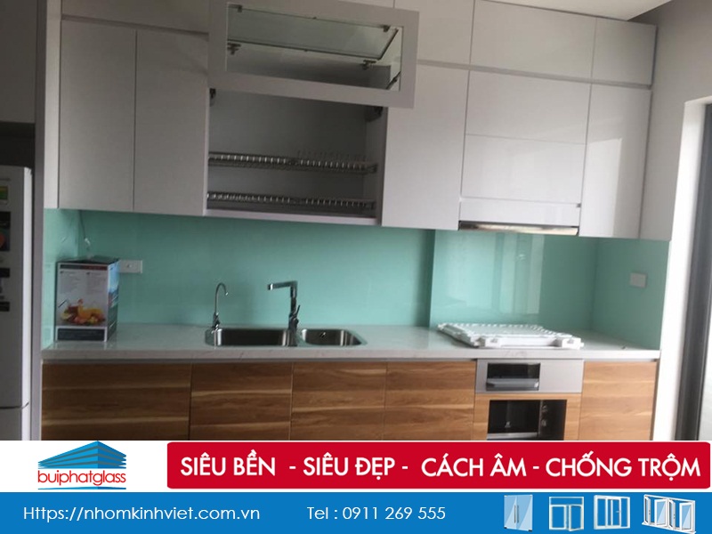 Lắp mẫu kính bếp màu trắng xanh đẹp tại số 79 Lê Văn Lương