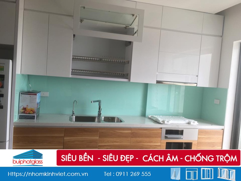 Lắp mẫu kính bếp màu trắng xanh đẹp tại số 79 Lê Văn Lương
