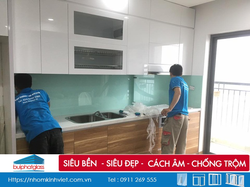 Lắp mẫu kính bếp màu trắng xanh đẹp tại số 79 Lê Văn Lương