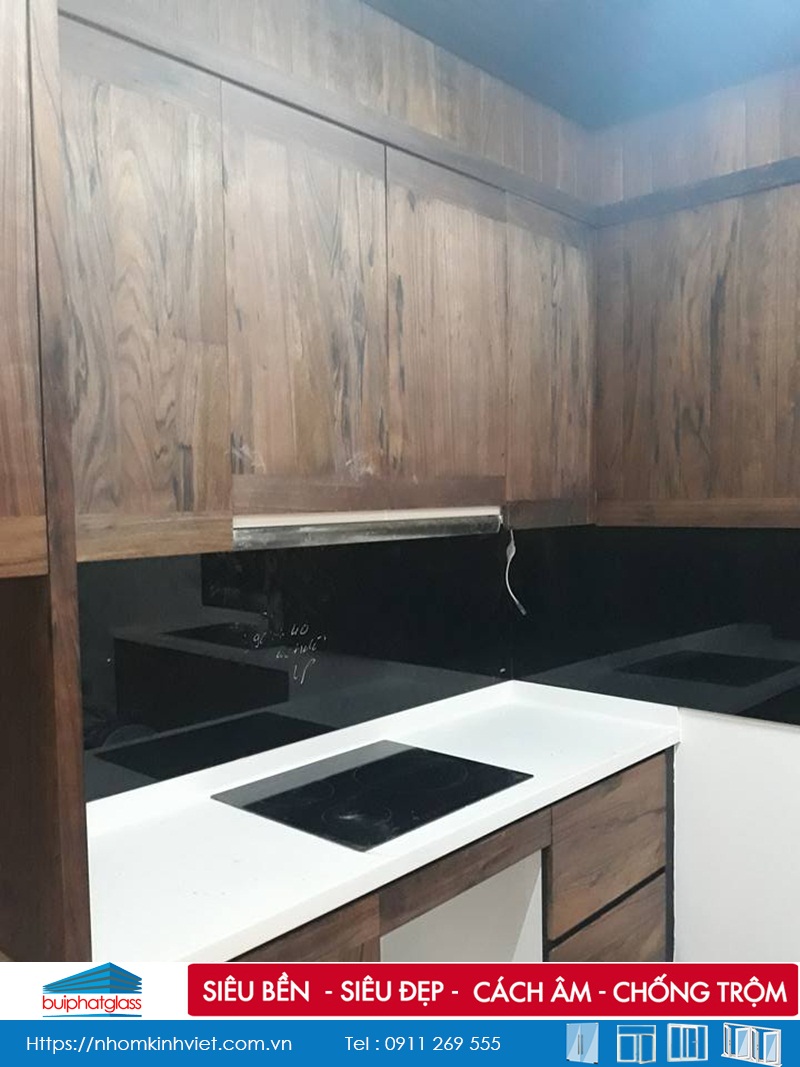 Thi công kính sơn màu cường lực ốp bếp tại Vinhome HCM