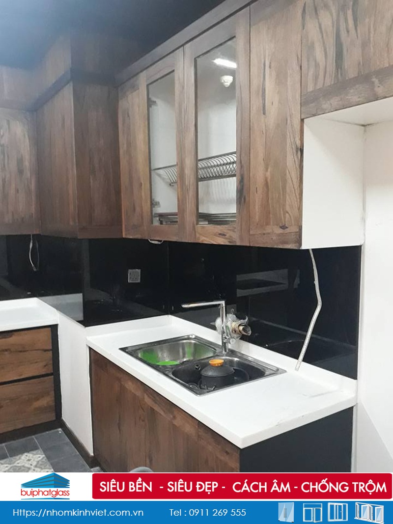 Thi công kính sơn màu cường lực ốp bếp tại Vinhome HCM