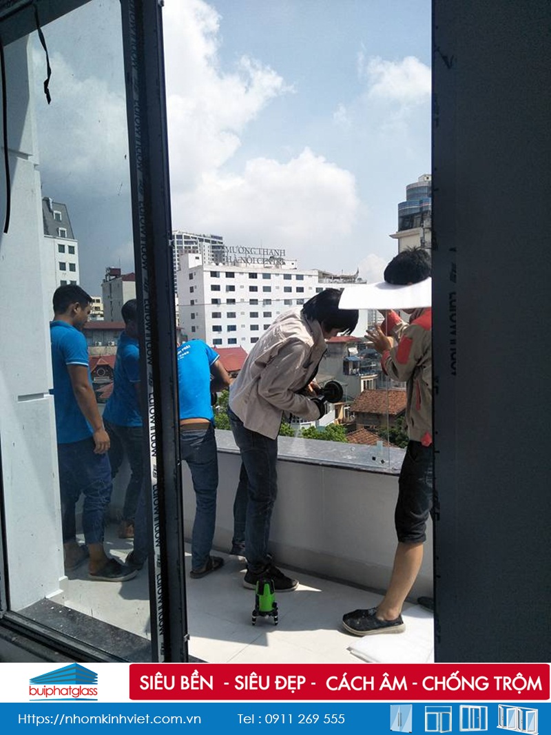 Lắp lan can kính ban công 4 tầng tại số 75 Trần Hưng Đạo