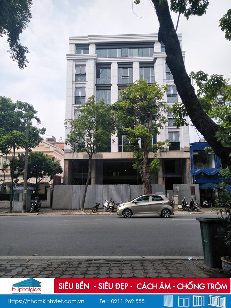 Lắp lan can kính ban công 4 tầng tại số 75 Trần Hưng Đạo