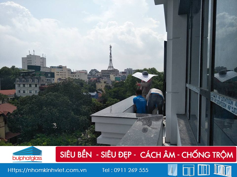 Lắp lan can kính ban công 4 tầng tại số 75 Trần Hưng Đạo