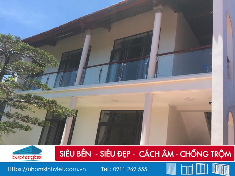 Ban công kính và cửa kính cho nhà Biệt Thự Nghỉ Dưỡng