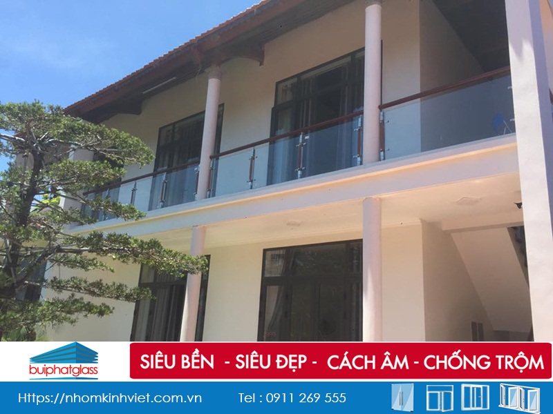 Ban công kính và cửa kính cho nhà Biệt Thự Nghỉ Dưỡng